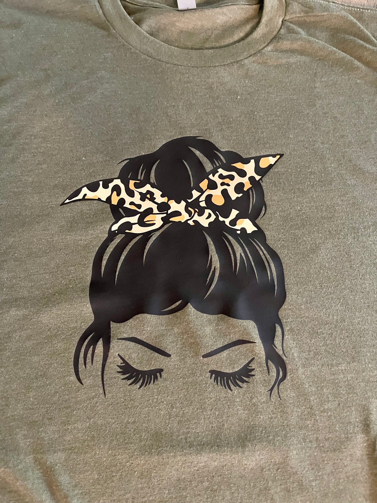 Leopard Topknot - T-Shirt